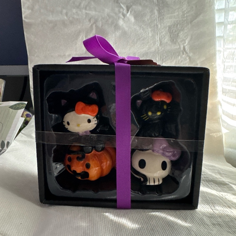 New*** Clayworks Blue Sky 2024 Hello Kitty & Kitty Cat Salt & Pepper Shaker set
